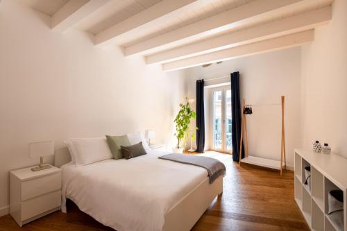 A bed or beds in a room at Vittorio Emanuele apartment with terrace by Wonderful Italy