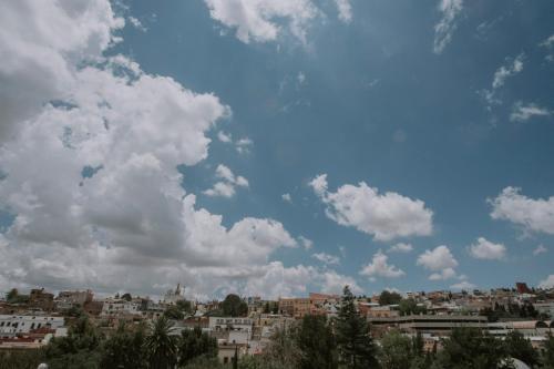 a view of a city under a cloudy sky at Matiana Estudiante in Zacatecas