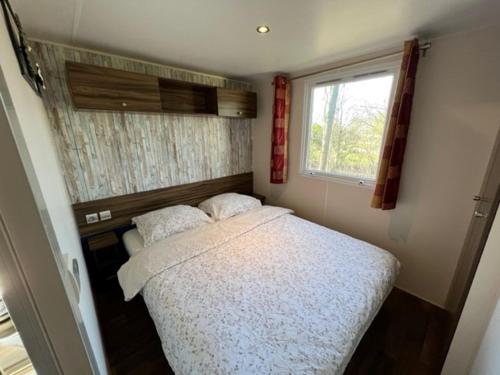 Кровать или кровати в номере chalet kajuit 418 op 5 sterren camping bergumermeer