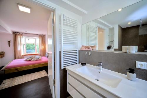 een badkamer met een wastafel en een spiegel bij FeWo Prora - Hiddensee 4.2 in Binz