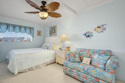 un dormitorio con una cama y un sofá en Two-Bedroom Apartment, en Ocean City