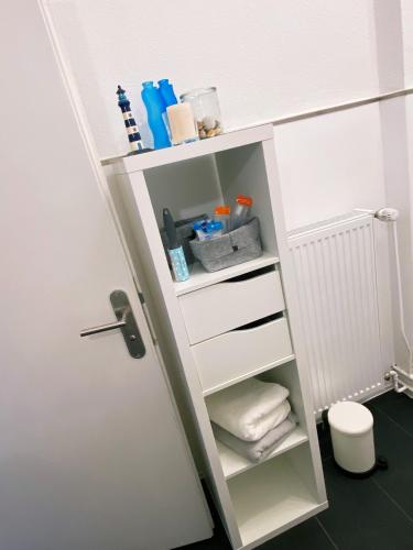 a bathroom with a door open with towels at Schöne&zentrale Ferienwohnung in Schwelm in der Nähe von Wuppertal,Düsseldorf, Köln,Ruhrgebiet in Schwelm