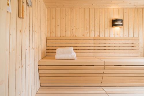 a sauna with a towel sitting on a wooden bench at Ferien unter Reet in Ostenfeld