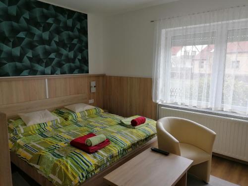 Ένα ή περισσότερα κρεβάτια σε δωμάτιο στο Kata vendégház