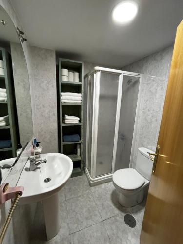 een badkamer met een douche, een toilet en een wastafel bij LA VERDE in Alicante