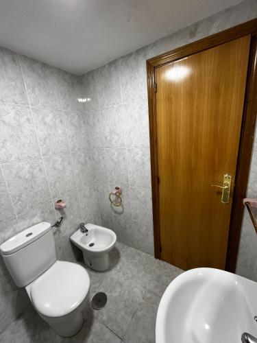 een badkamer met een toilet en een wastafel bij LA VERDE in Alicante