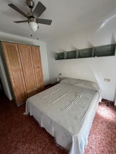 1 dormitorio con 1 cama y ventilador de techo en LA VERDE, en Alicante