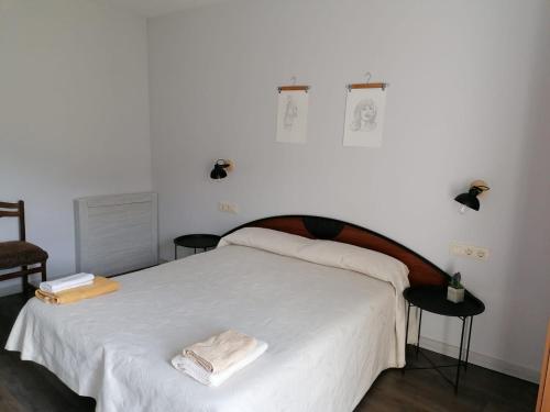 - une chambre avec un lit blanc et 2 serviettes dans l'établissement Casa Pauet d'Escalarre, à Escalarre