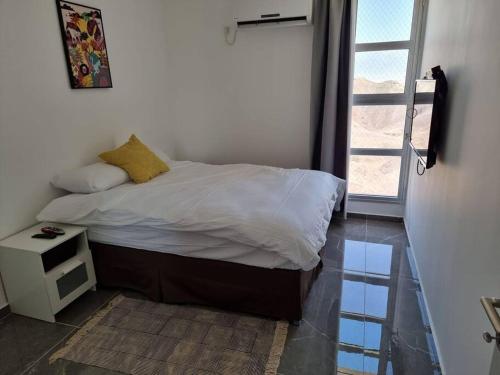 Кровать или кровати в номере דירת גג נוף המפרץ 1105-6