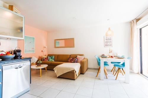 un salon avec un canapé et une table dans l'établissement PALAIS LIBERTE V AP4267 By Riviera Holiday Homes, à Nice