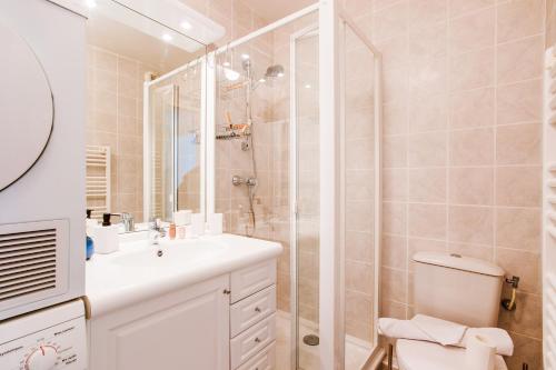 une salle de bains avec douche, toilettes et lavabo dans l'établissement PALAIS LIBERTE V AP4267 By Riviera Holiday Homes, à Nice