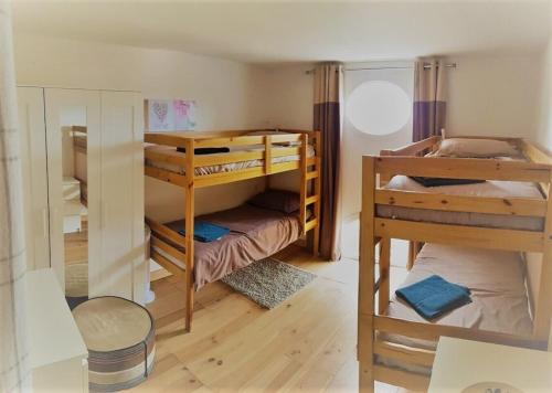 Cette chambre comprend 2 lits superposés et une chaise. dans l'établissement Rose Villa Saint Thomas Golf Course, Beziers, à Béziers