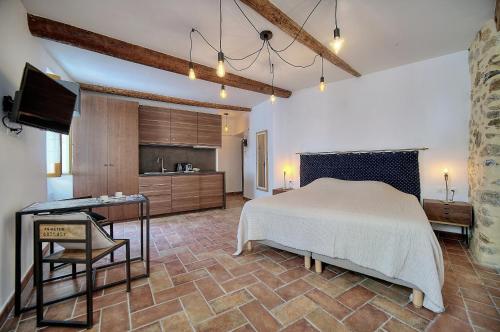 une grande chambre avec un lit et une cuisine dans l'établissement Agreable studio quartier Suquet-Vieux Port A0B185, à Cannes