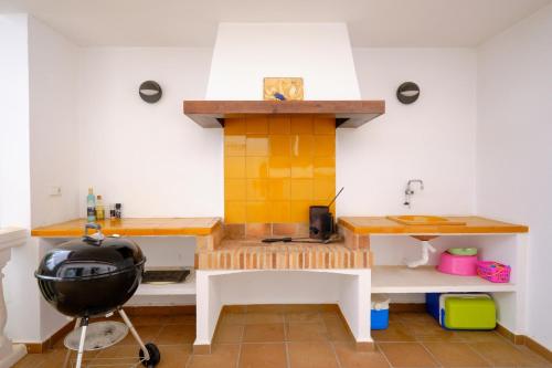 uma cozinha com uma mesa e um fogão num quarto em Casa Harmony em Denia