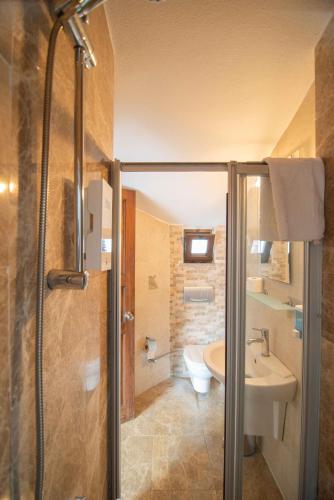 ein Badezimmer mit Dusche, Toilette und Waschbecken in der Unterkunft Turay Hotel in Dalyan