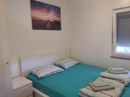 Pokój z łóżkiem z 2 poduszkami w obiekcie Holiday Park Mimoza w mieście Bašanija