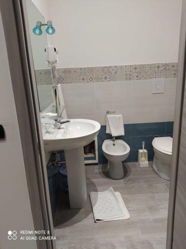 łazienka z umywalką i toaletą w obiekcie Hotel Poseidon w mieście Corigliano Calabro