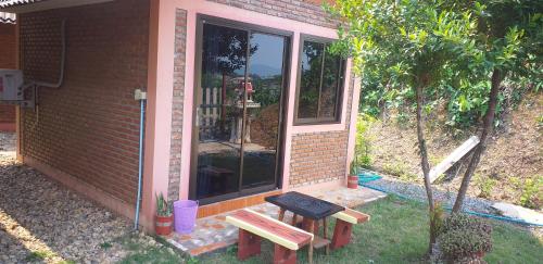 Jardín al aire libre en Khai Mook Homestay