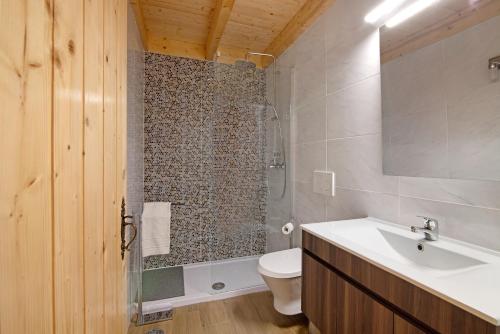 a bathroom with a toilet and a sink and a shower at Villa Rodrigues Apartment I in Boliqueime