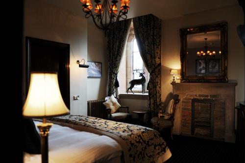 Ένα ή περισσότερα κρεβάτια σε δωμάτιο στο Peckforton Castle