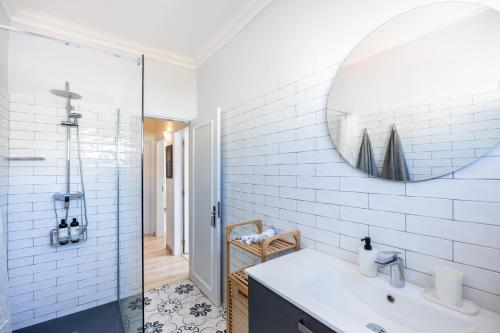 a bathroom with a sink and a mirror at Casa do Mercado in Olhão