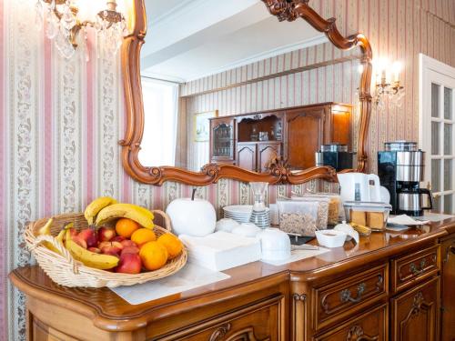 a table with a basket of fruit on it at Nogapatio - Maison d'Hôtes - BnB in Nogaro