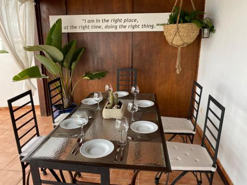 czarny stół z krzesłami i talerzami oraz kieliszki do wina w obiekcie Villa Tabaiba Playa Blanca Lanzarote w mieście Playa Blanca