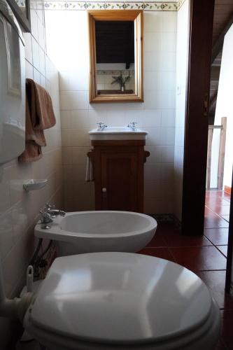 y baño con lavabo, aseo y bañera. en Casa da Torre, en Sao Pedro de Tomar