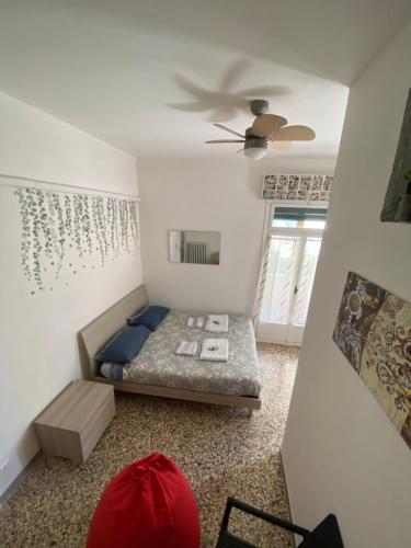 1 dormitorio con 1 cama y ventilador de techo en Venezia lovely rooms, en Lido de Venecia