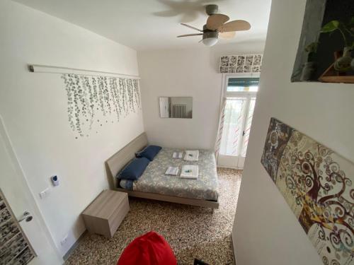 Kleines Zimmer mit einem Bett und einem Deckenventilator. in der Unterkunft Venezia lovely rooms in Lido di Venezia