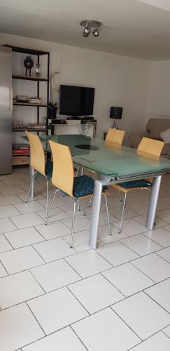 uma mesa e cadeiras numa sala de estar em Maison au coeur d'un village près d'Angoulême em Champniers