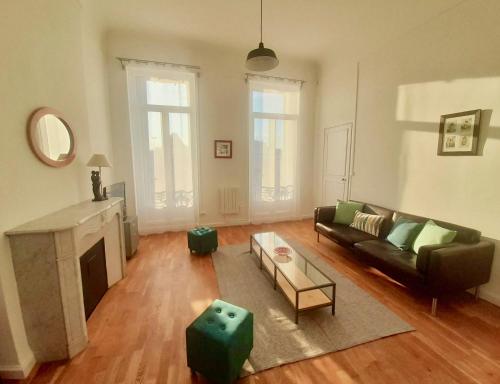 sala de estar con sofá y chimenea en Spacieux et lumineux appartement vue mer Joliette en Marsella