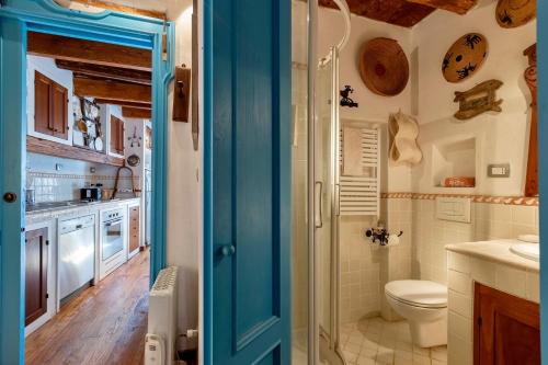 Un baño con ducha, inodoro y lavabo. en Chalet vista mare Free wi-fi e Aria condizionata, en Alghero