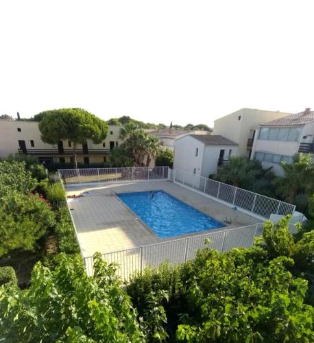 - une vue sur la piscine dans la cour dans l'établissement Les éstivales Cap d'agde, au Cap d'Agde