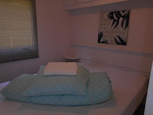 1 dormitorio con 1 cama y una foto en la pared en Camping Les Roussilles, en Saint-Sylvestre