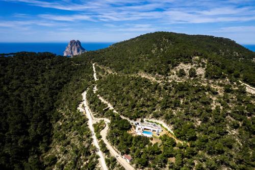 una vista aerea di una montagna con l'oceano di Villa El Mirador Uno a Es Cubells