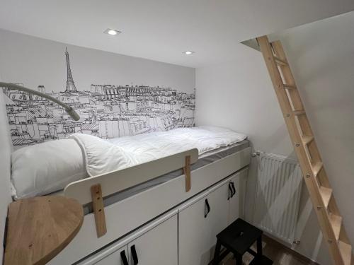 Ce lit se trouve dans un dortoir orné d'une fresque murale représentant une ville. dans l'établissement THE PALM central Paris - Comfort and air conditioning in the 9th, à Paris