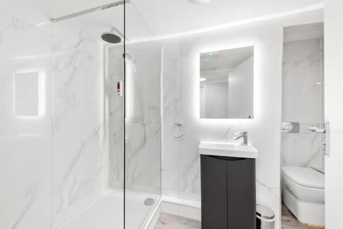 a bathroom with a shower and a sink and a toilet at Town House Rooms in Boston