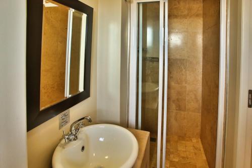 une salle de bain avec lavabo et douche dans l'établissement Ellefsen Golf Suite 135, Langebaan, 4-sleeper, à Langebaan