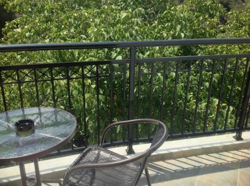 Un balcón o terraza de Ta Spitakia tis Theodosias