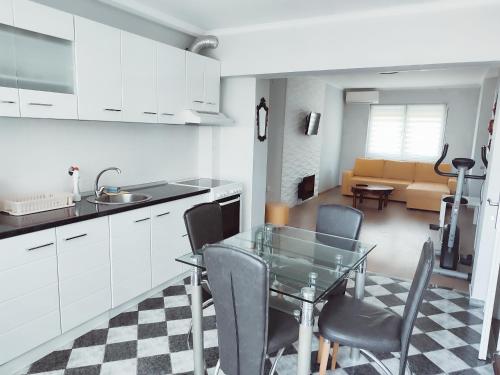 Kuchyň nebo kuchyňský kout v ubytování Milmar apartman