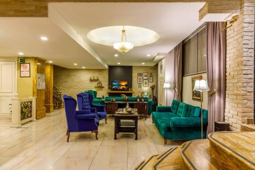 een woonkamer met blauwe stoelen en een bank bij Golden Crown Hotel in Istanbul