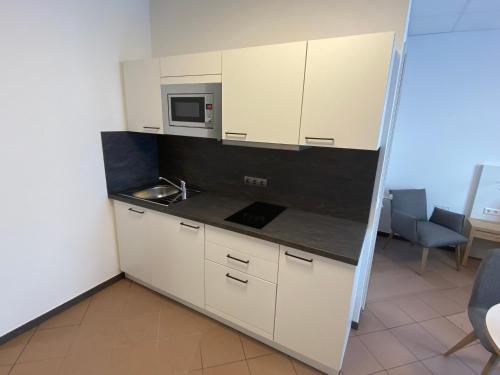 A kitchen or kitchenette at Nord-Ries Apartments