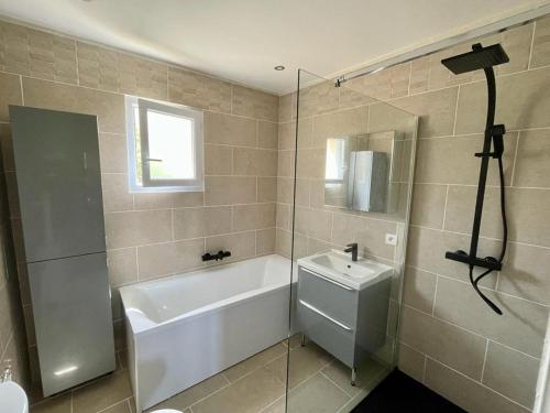une salle de bain avec une baignoire, un lavabo et une douche dans l'établissement Rose Villa Saint Thomas Golf Course, Beziers, à Béziers