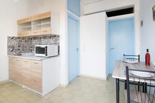 Kuchyň nebo kuchyňský kout v ubytování CHAMBRE BLANCHE