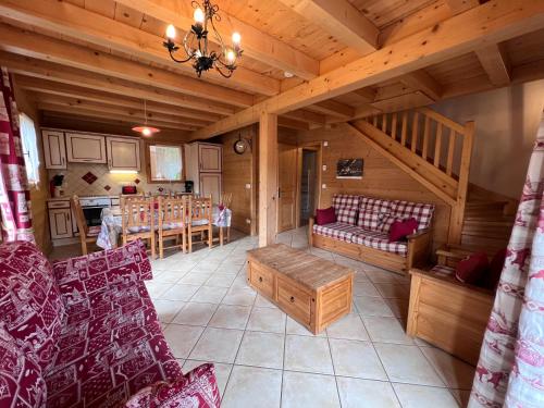 un grand salon avec un canapé et une table dans l'établissement L'Aulp De Suz 1 - Demi chalet, à La Clusaz