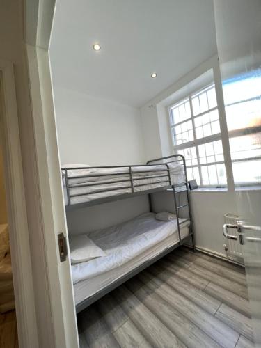 Katil atau katil-katil dalam bilik di Spacious Entire Two Bedrooms Flat, H 3