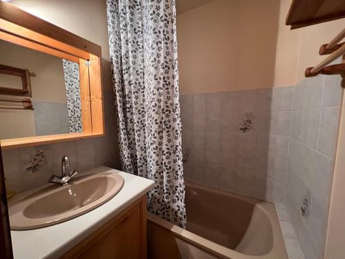 une salle de bain avec un lavabo et une baignoire dans l'établissement Aravis B18-appartement 4/5 pers, belle vue, à La Clusaz