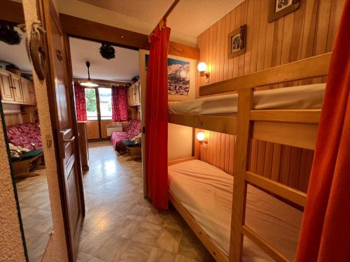 - une chambre avec 2 lits superposés et un salon dans l'établissement Aravis B18-appartement 4/5 pers, belle vue, à La Clusaz