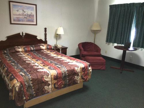Ένα ή περισσότερα κρεβάτια σε δωμάτιο στο Rapids Inn & Suites